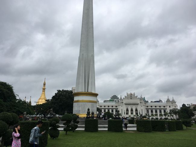 ★概要<br />2018年7月28日(土)<br /><br />身体慣らしにヤンゴンの街を散策。<br />夜には夜行バスでバガンを目指す。<br /><br />★全体概要<br />2010年にインドネシアのボロブドゥール遺跡へ行った際に「世界3大仏教遺跡」を知った。<br />カンボジアのアンコールワット、インドネシアのボロブドゥール、そしてミャンマーのバガン。<br />その頃から「いつか行きたい場所」としてリストアップされていた。<br />近年の民主化や経済自由化により急速に発展し、「アジア最後のフロンティア」と呼ばれることもあるというミャンマー。<br />平成最後になりそうな旅に相応しい国かもしれない。<br /><br />本文中の金額は旅行当時の両替レート。