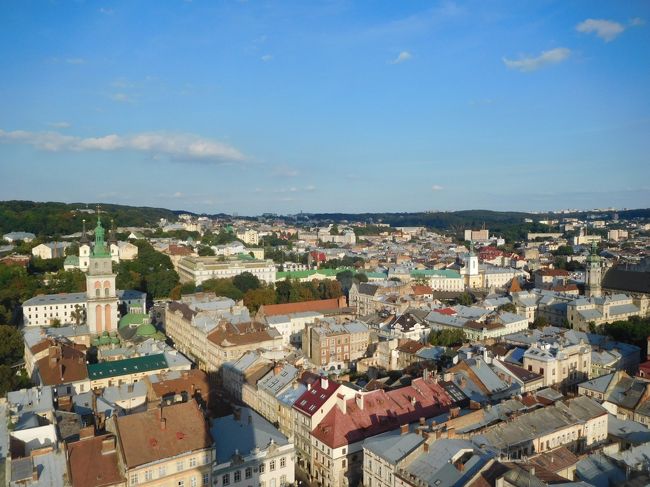2018年夏はヨーロッパの街並みと建物を満喫したいと思い、まだ未上陸地の旧ソ連ベラルーシとウクライナ、そして2004年以来2度目のオーストリアへ行きました。<br />ベラルーシはあまり知名度がないですが、2つの世界遺産の美しい城が見事でした。ウクライナのリヴィウは以前から注目していた美しい世界遺産の街並みには絶句しました。キエフは美しく壮大な大聖堂、教会に感嘆しました。そしてオーストリアはヴァッハウ渓谷沿いの小さな街並みに超感動、久しぶりのウィーンの街歩き、美術館、コンサートも楽しかったです。<br /><br />---------------------------------------------------------------<br />スケジュール<br /><br />　8月10日　羽田空港－北京空港－ミンスク空港　ミンスク観光　<br />　　　　　　[ミンスク泊]<br />　8月11日　ミンスク観光－（バン）ニャースヴィッシュ観光－（バス）<br />　　　　　　ミール観光－（バス）ミンスク　[ミンスク泊]<br />★8月12日　ミンスク観光　ミンスク空港－リヴィウ空港　リヴィウ観光　　　　　　［リヴィウ泊］<br />　8月13日　リヴィウ観光－（列車）　[車中泊]<br />　8月14日　－キエフ観光　[キエフ泊]<br />   8月15日　キエフ観光　キエフ空港ーウィーン空港　[ウィーン泊]　<br />　8月16日　ウィーン観光　［ウィーン泊］<br />　8月17日　ウィーン－（列車）メルク観光－（クルーズ）<br />　　　　　　デュルンシュタイン観光－（クルーズ）クレムス－（列車）<br />　　　　　　ウィーン　［ウィーン泊］<br />　8月18日　ウィーン観光　ウィーン空港－　[機中泊]<br />　8月19日　－北京空港－羽田空港