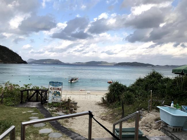 (いつもながら、5日間を1つの旅行記にしているので少し長いですが、自分が旅をしている気分を味わって頂けたら幸いです。)<br /><br />2011年にモルディブの海で、白い砂浜と珊瑚の間を泳ぐ熱帯魚にネイチャーショックを受け、それから毎年1度 シュノーケリング メインで沖縄離島に通ってます。<br />’12年 宮古島、’13年 座間味島、’14年 石垣・波照間・西表島(八重山)、'15年宮古島、’16年 座間味島、’17年 宮古島・・・今年はどこへ行こう? 2回目の八重山? 南の方は珊瑚の白化によるダメージが激しいし。行ったことのない 久米島?シュノーケリングができるのは、はての浜だけかぁ…。<br />あれ? 座間味へ行くときに、素通りしているケラマ諸島を代表する島が あるじゃん!<br />それが今回訪れた「渡嘉敷」