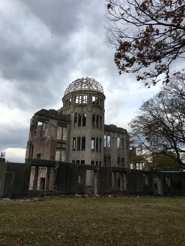 金曜日の休暇をいただいて二泊三日の広島の旅です。初日は広島市内をぶらぶらと歩いて周ります。<br />初めての広島の地ですので、行き先は定番だけど原爆ドームや広島城、縮景園を楽しみました。<br /><br />移動は戸惑いながらも 乗り合せた人に聞きながら広電を駆使(笑)しました。<br /><br />初日の夕食も定番のお好み焼きと生ビールで締めました。