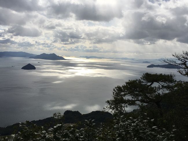 厳島神社を堪能したあと、弥山に向かいます。<br />ロープウェイを乗り継いで獅子岩駅まで行き、山頂展望台まで登ります。<br />簡単に考えていましたが、結構な運動量です。<br />小雪が舞う天候でしたが、暑くてダウンを脱いで登りました。きつかった^ ^<br /><br />弥山本堂から観音堂、奇石を経由して山頂に到着。<br /><br />ロープウェイ駅で買ったペットボトルのお茶を飲みながら、景色を眺めて一休み。おにぎり持って来れば良かったあ。<br /><br />下山は弥山本堂まで別なルートです。<br />下り道は、重い体を支える膝に負担がかかるので、ゆっくりゆっくりです。<br /><br />平地の街歩きは好きで何十キロも歩きますが、山歩きは全く違うんですね。でも楽しかった。<br /><br />