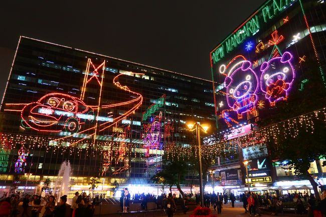 子供の頃、香港が大好きな祖父に連れられ<br />祖母と訪れていた香港。<br />祖父が好きだったのは、クリスマス時期の<br />クリスマスイルミネーションに彩られた香港で<br />私は子供のころから誕生日とクリスマスを<br />祖父母と香港で過ごすことが多かったです。<br /><br />当時の思い出で一番印象的なのは、<br />今は無き新世界百貨のクリスマスマーケットや<br />尖東のクリスマスイルミネーションです。<br />祖父のことを思い出しながら、毎年この<br />クリスマスイルミネーションを見るのが<br />私の楽しみでもあります。<br />今年は娘を連れて二人で見に行ってきました。<br />祖父が大好きだったクリスマスの香港を<br />今は娘と一緒に歩けるのが不思議な感じでした。