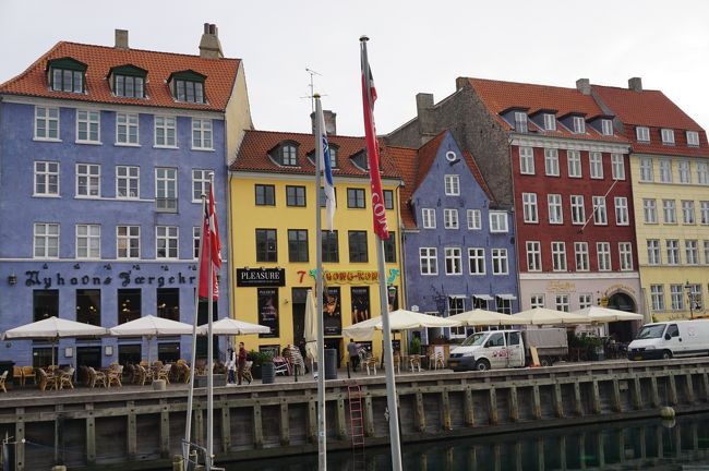 いつもは友達や主人、または娘と出かけていますが、一人旅に行ってみようと思いたった。<br />さぁ、どこに行こうと思っていた時にたまたま見つけたニューハウンの写真。<br />「ここに行きたい」調べてみると、コペンハーゲンなら小さい都市だし動きやすそうだ。<br />不安とワクワクと半分ずつ抱えながらいざ出発!!<br /><br />&lt;１日目&gt;　フィンエアーにてヘルシンキを経てコペンハーゲンへ。<br />&lt;２日目&gt; ニューハウン、人魚像、アマリエンボー、ストロイエへ。<br />&lt;３日目&gt;　コペンハーゲンカードを使ってフレデリスクポー城、ノアポート付近<br />&lt;４日目&gt;　クリスチャンハウンヘ<br />&lt;５日目&gt;　コペンハーゲンからヘルシンキへ行く便が遅延。そのせいで関空に向かう便にのれず・・。ヘルシンキで一泊して次の日の便になる。<br />