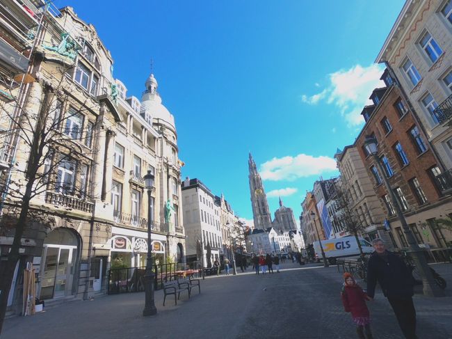 21日間、ヨーロッパをひとり旅しました。(個人旅行)<br /><br />5日目はアムステルダムから国境を越えてTHALYSで日帰りベルギーのアントワープへ。<br /><br />フランダースの犬の舞台です。<br /><br />日本では有名なフランダースの犬。<br />子どものとき観た記憶がありますが、内容はうろ覚えだったので<br />出発前に、Amazonプライムで観ました。<br /><br />劇場版「フランダースの犬」<br /><br />軽い気持ちで観たのに、涙が止まりませんでした。<br /><br />日本で有名なので世界的に有名なのかと思ったら、ほとんど日本だけのようです。<br /><br />Wikiによると...<br />ベルギーでも『フランダースの犬』は出版されているが、作品の舞台になっているとはいえ原作者が英国人のイギリス文学ということもあってあまり有名ではなく、日本での評価とは対照的に地元での評価はさほど高くはない。2007年には、ベルギー人監督により「なぜベルギーでは無名の物語が日本で非常に有名になったか」を検証するドキュメンタリー映画が制作された。<br /><br />のだそう。<br /><br />アメリカではあまりにもかわいそうな結末なので、ハッピーエンドに書き換えられたとか。アメリカらしい。<br /><br />日本人は悲劇が好きなのでしょうか。<br />とにかく、劇場版「フランダースの犬」を観るときは、ハンカチをお忘れなく。