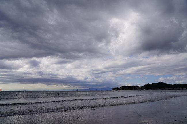 今年最後の三連休は、家でのんびりしようと思っていたのだが、29日以降の気温がかなり低そうだったので、今のうちに鎌倉を歩いておこうと思い、急遽出発。<br />鎌倉までは、いつもの乗り継ぎで向かう。<br />そして、鎌倉駅には9時半過ぎに到着。<br />今回は、気になっていた元八幡神社を参拝し、その後、材木座海岸まで歩いてみることにした。