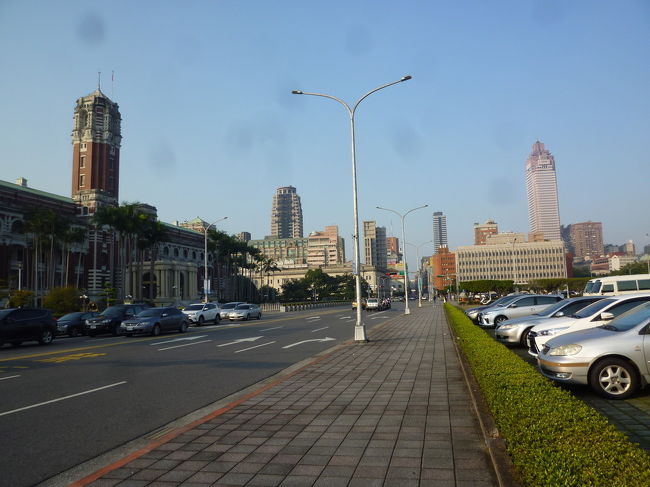 バス旅:桃園(一泊二日) 台北編(台湾総督府交通局鉄道部/承恩門/博愛路/台北郵局/鞋子街/西本願寺広場/総統府/介壽公園/二二八和平公園) 2018/12/22<br /><br />妻から勉強会のイベントが桃園にある国立体育大学の体育館で開催されるので一緒に行かないかと誘われましたが、まったく興味のない私は断りました。でも、行く予定していた義母が急遽、行けなくなり、お金も払っていることだし、妻から再度、誘われ仕方なく参加することにしました。<br />高雄から桃園まではチャーターしたバスで行きます。ホテルは中悦國際大飯店で、朝晩2食付きで一泊一人1000元で宿泊できました。全てバス移動なので、集合解散だけを、皆さんと行動を共にして、途中は、自由行動をすることにしました。<br />事前に、ネットで体育館の場所を確認すると、新しくできた桃園捷運を利用すると、台北迄20分で行けることがわかり、台北駅周辺と淡水を散策することにしました。<br />22日の朝食は、バスの中で饅頭、昼食は同じくバスの中で焼肉弁当でした。<br />体育館から桃園捷運国立体育大学駅までは徒歩8分、体育館から出入口から、文化一路の平坦な道を真っすぐ行きます。<br />約20分くらいで台北駅に着きました。随分綺麗な駅ですね。<br />地上に出て、最初の目的地の北門:承恩門へ向かいます。途中、思いがけず、改装中の台湾総督府交通局鉄道部に遭遇、この建物もなかなかのものです。承恩門を見た後、博愛路を散策。歴史を感じるこの路は、良かったです。まったく予想していなかったので、得した気分。<br /><br />高雄⇒(バス:朝食、昼食は車中)⇒桃園国立体育大学⇒国立体育大学駅⇒(桃園捷運)⇒台北駅⇒台湾総督府交通局鉄道部⇒北門:承恩門⇒(博愛路散策)⇒台北郵局⇒?鍋陵商店街 (鞋子街) ⇒西本願寺広場⇒総統府⇒介壽公園⇒二二八和平公園⇒台北駅⇒(桃園捷運)⇒国立体育大学駅⇒桃園国立体育大学⇒(バス)⇒台灣番鴨城-亀山店⇒(バス)⇒中悦國際大飯店<br /><br />中悦國際大飯店:330桃園市桃園區育樂街20號、03 347 8888