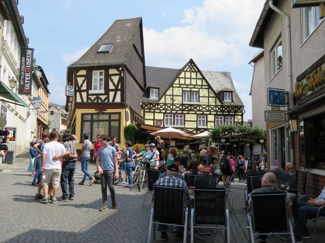 2018年5月12日（土）Rudesheim am Rhein リューデスハイムにあるNiederwalddenkmal ニーダーヴァルト記念碑で美味しいドイツワインを飲んだ後、街まで葡萄畑をハイキング♪<br />表紙のフォトは私のお気に入りの　レストランRestaurant CafeStadt Frankfurtです。　<br />時間が少し（数時間）違うだけで、こんなにも賑わうのです。<br />Part2の時はここには人が居なかったのに･･･良かったらPart2も覗いて見て下さい。<br />https://ssl.4travel.jp/tcs/t/editalbum/edit/11434286/<br /><br />