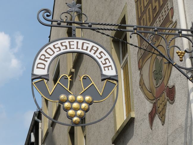 2018年5月12日（土）Rudesheim am Rhein リューデスハイムにあるNiederwalddenkmal ニーダーヴァルト記念碑で美味しいドイツワインを飲んだ後、街まで葡萄畑をハイキング♪その後、お気に入りのレストランRestaurant CafeStadt FrankfurtでNと会って少しお話をし、ランチを頂きました。※この場を借りて　Vielen Dank fur das Mittagessen!(^^)!<br /><br />Marktplatz マルクト広場には教会などもありますので、ぜひ！足を運んで下さい(#^.^#)<br /><br /><br /><br />