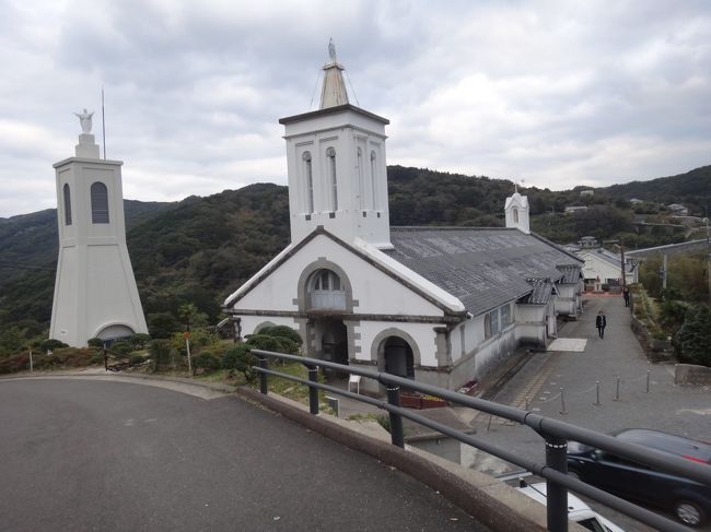 太宰府天満宮を観光後、バスは長崎県へ<br />天気は曇天、それでも美しい景色の中をバスは走る。<br />左手にハウステンボスを見た後は、山道を抜けて、海岸線へ。<br />今更ながら、長崎県の複雑な海岸線を実感する。<br />地図が好きでも、描けない形の長崎県。<br />今日の二つ目の観光は出津教会。<br />そして一日目の宿泊は長崎市内の矢太樓南館。<br />夜景がきれいな宿とのこと。<br /><br />１４日は、いよいよハウステンボスへ。<br />その前に、ちょっこっと長崎市内見学。<br />昔、昔、学生時代に屋久島遠征の帰りに立ち寄った街。<br />平和公園の近くに泊まって、グラバー邸を見学、駅で解散になったような・・・<br />もう部分部分しか覚えてない。<br />４０年ぶりの長崎の町、路面電車はそのまま。坂の町。<br />限られた土地を最大限有効活用している。<br />まずは平和公園へ。