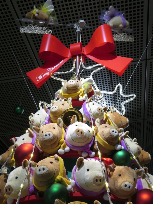 東京国際フォーラム恒例の干支クリスマスツリー（いのししっ子バージョン）
