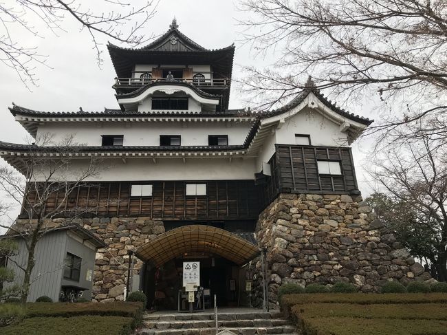 日帰りで犬山城を訪れ、岐阜にも寄りました。<br /><br />■ルート<br />・12月23日 東京ー名古屋ー犬山ー岐阜ー熱田ー名古屋ー東京<br /><br />■電車・バス<br />・東京06:16→名古屋07:51(のぞみ3号)<br />・名鉄名古屋08:06→犬山08:33(ミュースカイ)<br />・犬山10:31→(犬山遊園10:42)→名鉄岐阜11:09<br />・名鉄岐阜15:18→神宮前15:49<br />・神宮前16:47→名鉄名古屋16:54<br />・名古屋18:29→東京21:16(こだま676号)<br /><br />■費用<br />・のぞみ3号 8,800円(普通/EX早特21)<br />・こだま676号 8,900円(グリーン/EXこだまファミリー早特)<br />・名鉄乗車券 2,000円くらい<br />