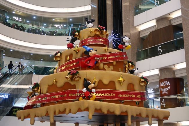 前回、時間がなくて見られなかった<br />ミッキー90周年のケーキ型のクリスマス<br />ツリーを見に時代廣場へ。<br />そして、SOGOや皇室堡Windsorの<br />クリスマスデコレーションも見に行きました。<br /><br /><br />香港イベントまとめ<br />https://www.travelhongkongmacau.com/archive/category/%E9%A6%99%E6%B8%AF%E3%82%A4%E3%83%99%E3%83%B3%E3%83%88