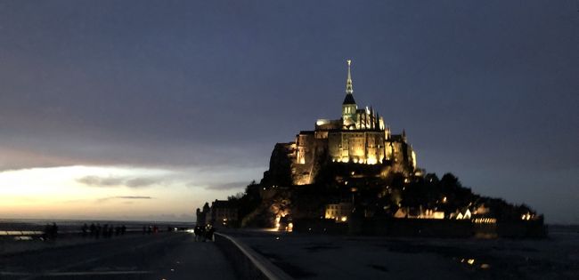 ＪＡＬマイルを利用して夫婦でお得にパリへ。旅行後半は、日帰りツアーで夜景モンサンミッシェルを満喫。最終日はノートルダム寺院やサントシャペル教会を見学し、ホテル周辺で最後のショッピングとグルメを堪能。