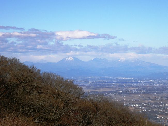 山の会のメンバーが、筑波山に行かないかと電話をもらい、一つ返事で参加させてもらう。<br /><br />当日、男性２人・女性３人で筑波山御幸ヶ原コースを往復するコースで・・・<br /><br />私は、左足の血栓の治療中だが、主治医のアドバイスで登山はＯＫなので、出来るだけ血流を良くすることでは、問題ないのですが、入院・リハビリが長かったので、登山に必要な足の筋肉が１年間のブランクで落ちてしまったようで、通常の山の会の山行でも、ときどき迷惑をかけるので、現在リハビリ中を知って、誘ってもらった筑波山御幸ヶ原コースです。<br /><br />筑波山神社周辺の紅葉は終盤でしたが、強風で北風の吹く日でしたが、幸い御幸ヶ原コースは樹林帯で南面なので、さほど強風も意識せず、登れましたが、女性に頂上での昼食事のけんちん汁の具材から燃料まで背負ってもらい、やっと女性陣について行けるペースでしたが、なんとか登り、下り、大きなトラブルもなくついて行けたので、少しづつ回復していることを確認できた山行きでした。<br /><br />次回の通院時に担当医に報告して、今後の山行を選んでいきたいと思います。そんな物差しになる山行でした。