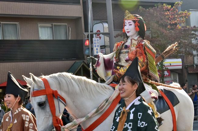 　錦秋の京都...京都三大祭りのフィナーレを飾る時代祭が10月22日、<br />　　　　　　　2018　京都の秋を彩る時代祭（京都御苑）前半<br />　　に引き続き　　　　<br />　　　　　　　　　　　　後半<br />京都御所でおよそ2時間撮り<br />急いで、巡行の先頭を目指して歩いて三条大橋が限度でした。<br />しかし、ここ数年は、交通規制で京都御苑から北に進み<br />タクシーを探すが大変、なかなか来ませんので・・・。<br />なんとか乗って平安神宮へ、<br />タクシーの運転手の方に道順を聞くものの<br />いざ降りて歩き出すと分からなくなり、<br />急いでいるので、手当たり次第人に合うたび聞き、<br />神宮通りへ、そこは、平安神宮の大鳥居でした。<br />人出が多くて混雑してるのが分かりますので、<br />見るのにはいいが、人の頭でカメラに収めにくいから<br />撮影場所を探しながら・・・。<br />凄い人で、さすが平安神宮・応天門へは進めず<br />（今年は、、平安神宮・応天門の脇の門を馬がくぐった際、<br />騎乗した男性のやりが天井に接触。反動で根元が馬の腹に当たり、<br />馬が走り出したという。馬は乗っていた男性を落とし、<br />手綱を持つ女性２人を振り切って観客女性に衝突。<br />周辺を数百メートル走り回った。）<br />三条神宮道方面へ、撮影ポイント探す間に<br />時代祭の巡行の先頭が目の前に、<br />撮るのを遮るかの様に、多くの観光客で、<br />結局、三条神宮道から地下鉄東山の間を<br />あちらへ行ったり、こちらへ行ったりの撮影でた。<br /><br />娘たちは、八橋のみあげを楽しみにしてますが、<br />私は、焦る気持ちで撮りながら<br />その間に、いろんな方に尋ねながらのお喋りが<br />何よりも楽しい思い出の、おみあげになりました。<br /><br />そんな地下鉄東山近くで撮っての・・。<br />京都を彩る時代祭の後半の写真日記旅でした。<br /><br />（注）<br />下書き中（非公開）にしてましたが、<br />四季桜と紅葉のコラボ ・川見四季桜の里.<br />同様..写真の枚数が「時代祭」（前半）より半減しましたので<br />しかし、足跡として・・・二ヶ月遅れましたが公開します。<br /><br />■2018古都の秋・京都を彩る時代祭（前半）<br />　　　　　　　　https://4travel.jp/travelogue/11418373<br />■2018古都の秋・京都を彩る時代祭（後半）<br />　　　　　　　　https://4travel.jp/travelogue/11436586<br />■2017古都の秋・京都を彩る時代祭...台風接近で中止<br />■2016古都の秋・京都を彩る時代祭（前半）<br />　　　　　　　　http://4travel.jp/travelogue/11185907<br />■2016古都の秋・京都を彩る時代祭（後半）<br />　　　　　　　　http://4travel.jp/travelogue/11186860<br />