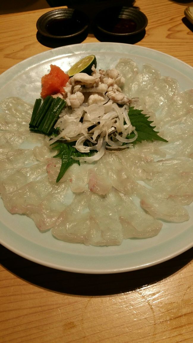 午前新幹線で新大阪へGO<br />まずは、車内でウニ弁当を食べお菓子をた食べ<br />到着までわくわく。<br />着いたらお昼、新世界へGO<br />串カツたべて、フグ(てっさ、、湯引き、てっちり)<br />もう満腹だけど・・・続いて道頓堀へGO<br />大阪と言ったら粉もん食べないととういことで、<br />たこ焼きを食べて、初日の食べ歩き終了。<br /><br />この旅で、ちょいと失敗したのが(家族で)<br />御堂筋線で女性専用車両に気付かずに乗っていたこと<br />関東では、女性専用車両は通勤時間の朝のみだが、<br />御堂筋線は平日昼間も適用しているとは、思いもしなかった。<br />冷たい視線がくるとおもったら女性専用に乗っていました