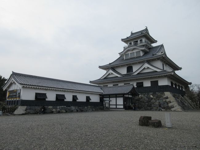 滋賀県長浜へ日帰り旅をしてきました。<br />不安定な天候でしたが、いろいろと周る事ができました。<br /><br />年末ということもあるのか、休みの所がいくつかあり、計画通りに行けなかった部分もありました。<br />今回は、長浜城、長浜鉄道スクエア、黒壁を周ってきました。<br /><br /><br />交通手段は・・・<br />行きは、特急「しらさぎ」自由席<br />帰りは、特急「しらさぎ」グリーン車