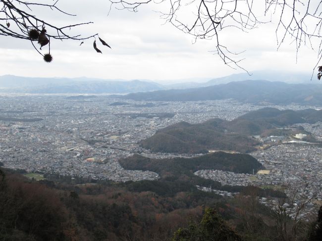 比叡山 登山に行きました。　https://eonet.jp/travel/mountain/index_110419.html<br /><br />標高が848.3m、登り約2時間、下り約1時間ぐらいの行程です。<br /><br />京都の修学院近辺から、雲母坂（きららざか）登山口と言われるところから登山開始。<br /><br />近くには、修学院離宮や曼殊院などがあります。<br /><br />登山口からは、いきなりの急登で行者道と言われているように、急な上り坂が続きます。<br /><br />夏場の台風ラッシュの影響で、かなりの木々が倒木していました。<br /><br />迂回路が設置されておりますが、日中で無いと道迷いの原因になりそうです。<br /><br />この難所を越すと、山の稜線に出て比較的に緩やかな登りになります。<br /><br />この日は寒波の襲来で、頂上付近の気温はとても低く、風も強かったです。<br /><br />低山と言えども、装備や備品などは充実させておいた方が無難と言えます。<br /><br />今年度は、富士山や北アルプス、伊吹山などの登頂にも成功していますし、大小合わせて約15か所ほど登山に行きました。<br /><br />来年度は早々に、1月中旬に奈良県の三峰山に霧氷を見に行きます。<br /><br />奈良交通　霧氷バス　<br />https://www.narakotsu.co.jp/rosen/rinji/index-muhyou.html　<br /><br />京都一周トレイル　https://kyoto-gakuren.jp/wp/trail/<br />