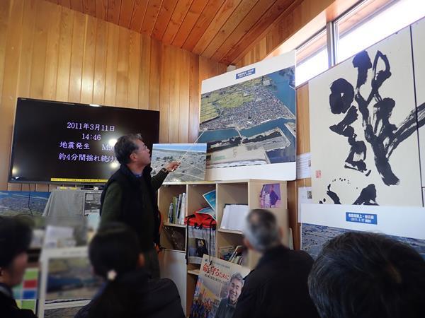 びゅうバスの復興関連バスツアー「ゆりあげ港朝市と名取・亘理復興語部号」<br />の続きです。<br /><br />ゆりあげ港の朝市を見て回ったあと、会場内のお店でおいしい海鮮丼を頂きます。<br />市場の周りを歩いて見ると、被災した建物がそのまま残っています。更地になってしまった土地に慰霊碑や神社が。<br /><br />そしてゆりあげ港朝市共同組合理事長さんが自ら語り部となって熱く話してくれました。<br />「とにかく逃げろ！」「命が助かりたかったら家・現金・車を捨てろ！」「自然に勝とうなんて思うことが間違っている！」「せめて子供たちの命だけでも大切に！」と震災で被ったあまりにも大きすぎる犠牲を出した苦い経験を元に、厳しく強い口調だけれども優しさのにじみ出る言葉で、本音から出た教訓が熱く語られました。