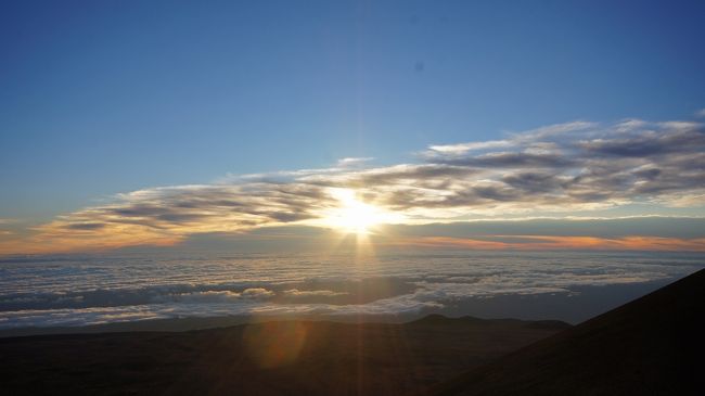 2018年12月 約2年ぶりのハワイ島旅行です 今回はついにハワイ島全泊してのんびり過ごすことにしました<br />アクティビティは太公望さんのマウナケア山頂サンライズ星空観測ツアーと毎回恒例のポハク西田と行くハワイ島大巡礼パワースポットアドベンチャーの二つに申し込みました マウナケアは前々回サンセットを見たので今回はサンライズを そしてポハク西田さんのツアーは3回目のリピーターです<br />それ以外は基本ホテルでのんびりリゾートタイムを楽しむ事にしました<br />3日目は太公望さんのマウナケア山頂サンライズ星空観測ツアーに参加して 帰ってきてからはハマクアマカダミアナッツ工場に行ってきました 昼を食べたら またのんびりまったりタイムです
