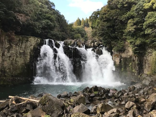 今年は、ぜひ会いたいと旧知の方から誘われていたので、機会を探していたところ、ソラシドエアが中部－鹿児島間に新規就航すると聞きました。運賃を調べたところ、就航記念で片道4,800円で行けるとわかり、早速予約開始。しかしながら、やはり早い人は既に動いた後で、週末の空席は皆無でした。幸いなことに12月14日～16日は空いていたので、会社を1日休んで出かけました。<br />朝一番の便で鹿児島空港に向けて飛び、都城から車で迎えに来ていただきました。鹿児島空港から都城まで1時間ほどと言うことだと伺いましたが、せっかくなので、途中霧島神宮、関之尾の滝に寄っていただきながら、都城に到着。都城では私と同年代の息子さんに会って、四方山話をしてから、お昼ご飯は噂に聞いていたトマトラーメンを食べに行きました。その後、お世話になった工場を見学した後、都城市内にあるおしゃれな小料理屋さんで晩ご飯をご一緒しました。<br />2日目は朝ゆっくり出発し、前回行けなかった霧島酒造の焼酎工場を見学しました。私はお酒に強くないですが、赤霧島などを試飲させていただきました。それから都城市内にあるレストランで宮崎牛のステーキを食べ、NHKの大河ドラマでも有名になった島津家のお屋敷を見学しました。晩ご飯は小林市で工場を営んでいるもう一人を交え、3人で美味しい焼酎と料理をいただきました。<br />3日目は都城から小林の工場に向かい、工場を拝見しました。それから高速道路で鹿児島に向かい、薩摩焼の工房に伺って、薩摩焼のお椀をいくつか購入しました。400年の歴史を持つと言うことを私は知らなかったのですが、驚きました。それからさらに西に向かい、東シナ海側に出て、日置市の江口蓬菜館という道の駅で魚料理のお昼ご飯をいただきました。さらに海沿いに少し北に向かい、小正醸造が営む嘉之助蒸留所でウイスキーの蒸留工場を見学しました。試飲もでき、海に面した眺めの良いバーのような試飲室は最高の雰囲気です。その後、鹿児島市内でシロクマかき氷を食べ、鹿児島空港近くのお店で豚しゃぶしゃぶをいただき、一路中部国際空港へと帰りました。