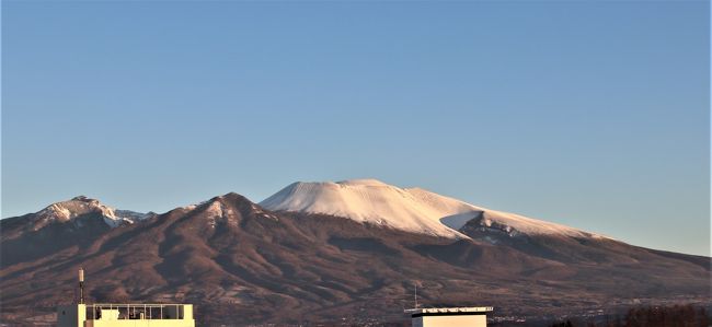 墓参りもかねて佐久小諸へドライブした。<br />イブは北風が強く夕方になるとどんどん気温が下がる。<br />18時には0度、翌朝は-5度を下回る。<br />ホテルの窓からは浅間山がきれいに見えた。<br />翌朝は珍しく早起きして朝焼けの浅間山、八ヶ岳を鑑賞。<br />ふるさとの景色である。