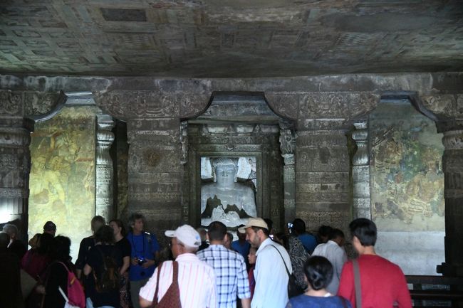 セントラルバスステーションから今朝はアジャンター遺跡見学。街から100Km離れている仏教石窟寺院に描かれている壁画。中央アジアや中国、日本の古代仏教の源流だ。エローラが巨大さで人を圧倒するなら、アジャンターは美しさで圧倒するという。1500年の時の流れ、素晴らしい。