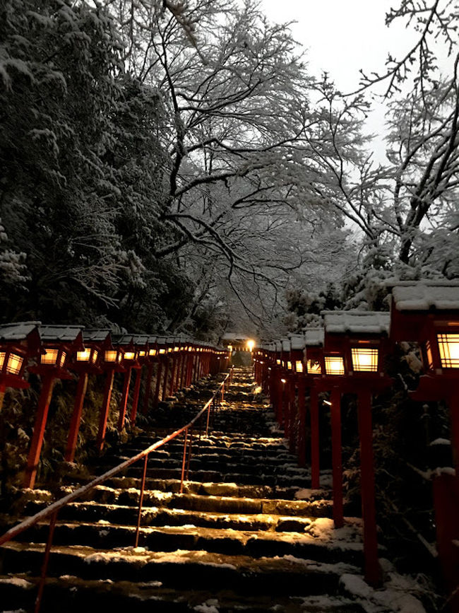 昨日は知恩院に除夜の鐘の練習風景を見に。<br />今日は年末寒波で雪が降りそうなので<br />積雪に一番期待できる貴船神社へ！<br /><br />年末・年始に予定される方ににも<br />参考に。<br />