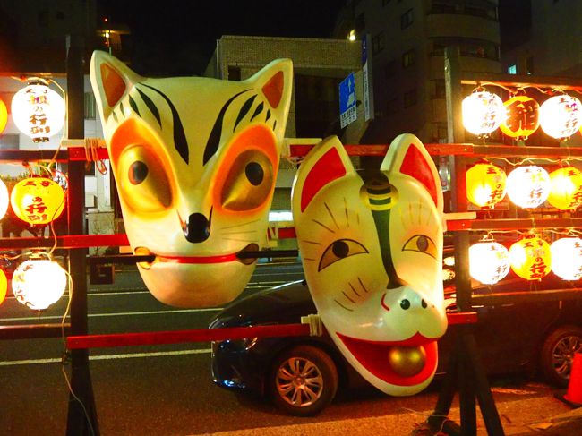 久しぶりの日本での年越し。<br />年明けに用事があり、仕方なく日本で年越しをする流れになったが<br />地元で祭りがあることを発見！なかなか面白そうなので行ってみることにした。<br /><br />Fox parade is held in Oji on New Year&#39;s eve.<br />Parade starts from the midnight at Shozoku Inari Shrine, behind &quot;Kose&quot; building.<br /><br />You can enjoy shops and atomosphere from 7ish onwards.<br />Parade ends at 1:30am on the New Year day.<br /><br />