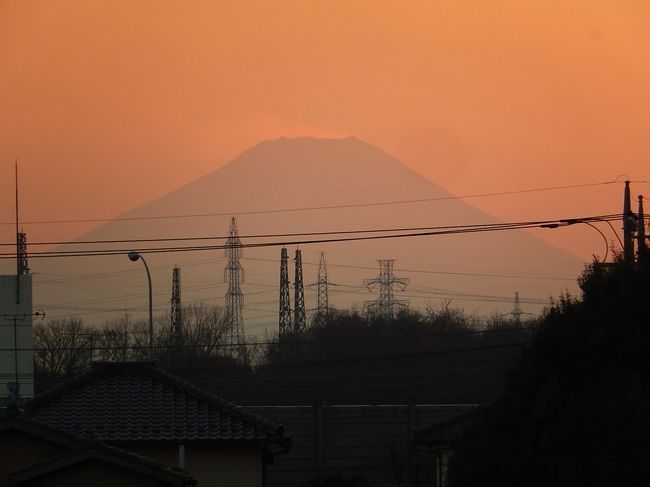 12月27日、午後4時25分過ぎよりふじみ野市から影富士が見られました。　富士山頂付近は嵐のような風景でした。　大寒波到来を示しているようでした。<br /><br /><br /><br />＊写真は12月27日の影富士