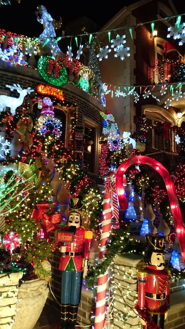 クリスマスの時期に観光客がNYに集まるのは昔から。それはクリスマスのイルミネーションを見るためと、大晦日のカウントダウンと特別なエンターテイメントをみるため。<br />マンハッタンに住んでいた私たちは車がなく別の区に出かけることは結構リスクのあることでした。今は地下鉄も安全になって郊外に出かけることも気楽にできる。<br />クリスマスイルミネーションと言えばロックフェラーセンターを中心にしたものでしたが、最近郊外の住宅地の個人の家の飾りつけが年々派手になり、そういう家が集まっているダンカーハイツというところに全米から観光客が集まるというので夜はここに行ってみることにしまた。<br />昼間は今日もメトロポリタン美術館に出かけ、5番街の本館をちょっと見た後夫と別れて私はハーレムより北にあるクロイスターズに行きます。ここには3年住んでいたのに一回しか行ってませんでした。治安が悪い地域を通るからなかなか行けなかったのが最近は毎回来ている。ヨーロッパの教会巡りをしているとここのコレクションのすばらしさに魅了されるから。<br />夫は一人で自然史博物館を見学した後スタテン島フェリーに乗って自由の女神を見、ブルックリンブリッジを歩いていたらしい。<br />この日も交通パスとMETのメンバーカードを有効活用しました。<br />