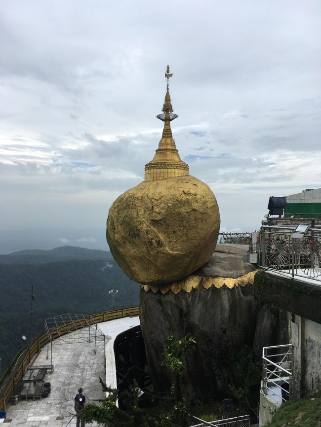 ★概要<br />2018年8月1日(水)<br /><br />早朝にヤンゴンのバスターミナルに到着。<br />次の目的地は標高1,100mの山の上にあるゴールデンロックと呼ばれる岩。<br />金箔が貼られた岩で、落ちそうで落ちない絶妙なバランスで立っている。<br />ミャンマーではバガンと並ぶ有名観光地。<br /><br />★全体概要<br />2010年にインドネシアのボロブドゥール遺跡へ行った際に「世界3大仏教遺跡」を知った。<br />カンボジアのアンコールワット、インドネシアのボロブドゥール、そしてミャンマーのバガン。<br />その頃から「いつか行きたい場所」としてリストアップされていた。<br />近年の民主化や経済自由化により急速に発展し、「アジア最後のフロンティア」と呼ばれることもあるというミャンマー。<br />平成最後になりそうな旅に相応しい国かもしれない。<br /><br />本文中の金額は旅行当時の両替レート。