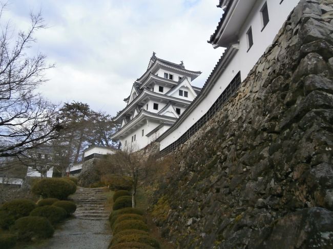  続日本百名城のスタンプラリーのために郡上八幡城を訪れました。年末年始はほとんどのお城が休みなので少し早めに長良川鉄道を利用して出かけました。<br /> せっかくなのでフリー切符を利用して長良川鉄道の終点の北濃駅まで行った後で郡上八幡城に向かいました。<br /> 最後にみなみ子宝温泉で暖まってから帰宅しました。