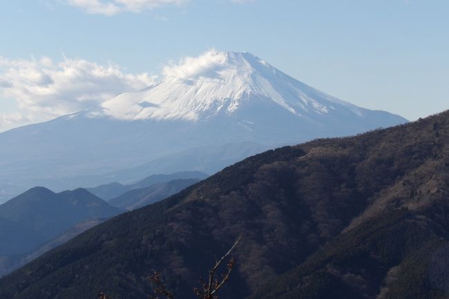 　大山20町目から見る富士山はパンフレットなどにも写真が掲載されているが、手前の山の裾野が掛かり、シチュエーションとしてはイマイチである。そのためか、下りて来る人はここで富士山を見ることもなく過ぎ去って行く。登るときに一度見ればもう十分という程度の富士山のビュースポットなのだろう。<br />　丁度、北鎌倉で言えば、円覚寺の北西側の塔頭から八雲神社へ向かう道路から見える富士山は裾野まで見えるのに対し、円覚寺弁天堂から見える富士山は山の裾が掛かる姿なのと似ている。<br />（表紙写真は大山20町目から見る富士山）