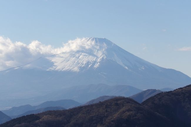 　大山25町目ではヤビツ峠からの山道が交差している。参道の大山25町目からは富士山を望むことはできないが、ヤビツ峠側に10mも進むと西側の木立も途絶え、富士山を望むことができる。おそらくは、ヤビツ峠から大山に向かう途中にもこのような富士山のビュースポットがあるに違いない。<br />（表紙写真は大山25町目辺りから見る富士山）