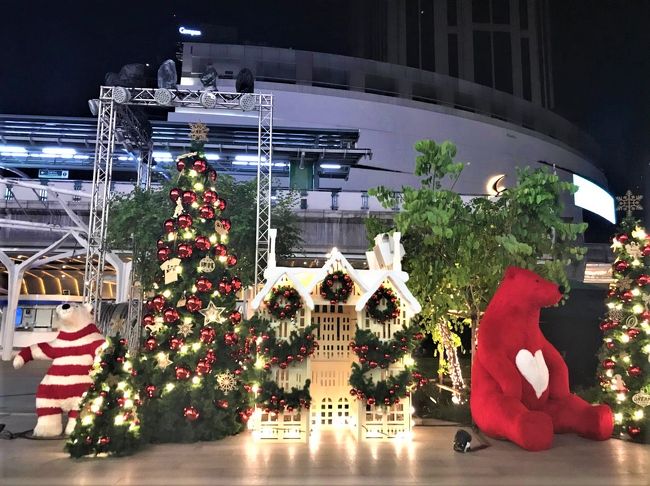 家族揃っての訪バンコクは本帰国以来実に17年ぶり~~♪♪<br />Loy Krathong(ロイカトン)の時期に合わせて8泊10日の<br />バンコクの休日を楽しんできました。<br /><br />★今年は家族と一緒に訪バンコク~~♪♪ 5日目 (11/25)<br /> (セレシアカフェ~東来順~クリスマスイルミネーション)<br /><br />子供たちの休日は今日まで(涙)<br />午前中はホテルでのんびり~~<br />ホテルをチェックアウト後soi39にあるRetro39に移動して<br />駐在時に使っていたメイドと『Ceresia Coffee Roasters』でランチ<br />再度『MBK』でショッピング<br />『ワット・ポーマッサージ 直営サロン39』でタイ古式マッサージ<br />モチモチ餃子が美味しい『東来順』で夕食 と<br />この日も目いっぱい楽しみました。<br /><br /><br />★今年は家族と一緒に訪バンコク~~♪♪ 1・2日目午前編 (11/21~22)<br /> (Wat Pho Bang Khla~Wat Saman~百年市場) <br /> https://4travel.jp/travelogue/11435993<br />★今年は家族と一緒に訪バンコク~~♪♪ 2日目午後編 (11/22) <br /> (May's Garden House Restaurant~Wat Pasee) <br /> https://4travel.jp/travelogue/11436557<br />★今年は家族と一緒に訪バンコク~~♪♪ 3日目 (11/23)<br /> (ヤワラー~プーカオトーン~センセーブ運河~Big C)<br /> https://4travel.jp/travelogue/11436692<br />★今年は家族と一緒に訪バンコク~~♪♪ 4日目 (11/24)<br /> (チャトチャック~MBK~The Deck~Moon Bar)<br /> https://4travel.jp/travelogue/11436763<br />★今年は家族と一緒に訪バンコク~~♪♪ 6日目 (11/26)<br /> (Baan Silapin~Jim Thompson House~Gedhawa)<br /> https://4travel.jp/travelogue/11437491<br />★今年は家族と一緒に訪バンコク~~♪♪ 7日目 (11/27)<br /> (雑貨店巡り~パヤタイパレス~カフェドノラシン)<br /> https://4travel.jp/travelogue/11438018<br />★今年は家族と一緒に訪バンコク~~♪♪ 8日目 (11/28)<br /> (Siam 大学~Talat Phra Khanong~Cielo Sky Bar)<br /> https://4travel.jp/travelogue/11438264<br />★今年は家族と一緒に訪バンコク~~♪♪ 9日目 (11/29) <br /> (MBK~アバイブベート~ホテルステイ@シャングリラ)<br /> https://4travel.jp/travelogue/11438437<br />★今年は家族と一緒に訪バンコク~~♪♪ 10日目 (11/30)<br /> (Shangri-La~River City~Mandarin Oriental~ヘンヘンカオマンガイ)<br /> https://4travel.jp/travelogue/11438741<br /><br />