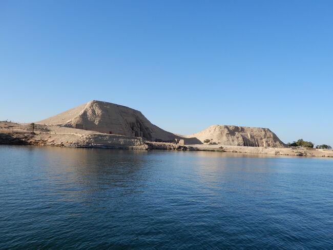 エジプト旅行記　その４<br /><br />ナイル川クルーズ船を下船し、バスに乗りました。<br />いよいよ南へ向かいます。<br />まずは　切りかけのオベリスク<br />次は　香水の店へ寄り　いよいよサハラ砂漠を南に横断し　アスワンハイダムを目指します。<br />サハラ砂漠を南下するのに　バスで３時間半かかります。<br />途中オアシスに立ち寄り　アブジンベルへ<br />初めてのサハラ砂漠！<br />地平線や蜃気楼が見えました。<br /><br />♪１　月の砂漠を　はるばると<br />　　旅のらくだが　行きました<br />　　金と銀との　くら置いて<br />　　二つならんで　行きました<br /><br /><br />２　金のくらには　銀のかめ<br />　　銀のくらには　金のかめ<br />　　二つのかめは　それぞれに<br />　　ひもで結んで　ありました<br /><br /><br />３　先のくらには　王子さま<br />　　あとのくらには　お姫さま<br />　　乗った二人は　おそろいの　<br /> 　　白い上着を　着てました<br /><br /><br />４　ひろい砂漠を　ひとすじに<br />　　二人はどこへ　いくのでしょう<br />　　おぼろにけぶる　月の夜を<br />　　対のらくだは　とぼとぼと<br />　　砂丘を越えて　行きました<br />　　だまって越えて　行きました 　?<br /><br />と 歌を口ずさむ自分がいました。<br /><br />アブジンベルでは　夜のショーを見せてくれます。<br />赤道に近く　昔はヌビアと言った所は　昼は暑く夜は寒くそれなりの防備をしないと寒いです。<br />私は　カイロも持参しました。この時期　そこまで寒くはなかったです。<br />たまたまかもしれませんが　気をつけてください。<br /><br /><br />エジプトへのツアーは、エジプト政府からのＳＰが付きます。<br />なので安心して出かける事が出来ました。<br />ありがとうございます。