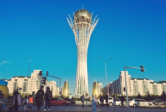 大学生トラベラー・かすぱるです！<br /><br />2017年からビザなしでの観光ができるようになった、いま注目の国・カザフスタン。<br />首都アスタナがヌルスルタン・ナザルバエフ前大統領にちなんで「ヌルスルタン」と改名されたと思ったら再び「アスタナ」に戻ったりと、何かと話題の尽きない国です。<br /><br />そんな経緯でヌルスルタンに改名される半年前の2018年9月に、アスタナ経由でソウル→フランクフルトの航空券が3万円台で購入できたので、23時間50分のトランジットをフルに活かしてアスタナ市街の数々の名所を観光してきました！<br /><br />1日目はアスタナ空港からアスタナ中心部まで行き、バイテレク近くのショッピングモールの中を見て回ります。<br /><br />ディズニーが大好きな大学生のため、ショッピングモールではカザフスタンの<br />ディズニー商品についても逐次ご紹介していきます。<br /><br />※2024年3月加筆<br />2019年にアスタナ→ヌルスルタンに改名された同都市ですが、命名の由来となったヌルスルタン・ナザルバエフ大統領が失脚したことで、2022年に再びアスタナに改名されました。