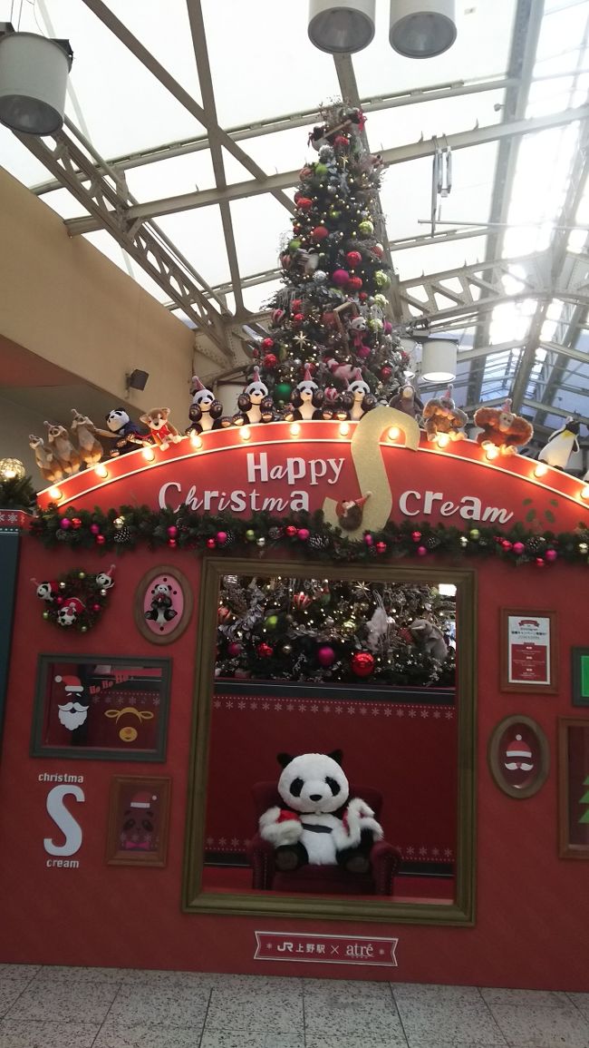 クリスマスも近くなり、上野駅中央改札口を出た所<br />かわいいパンダちゃん<br />さすが上野です<br /><br />サンタパンダを横目に向かうは<br />江戸東京に鎮座して1300年近くの歴史をもつ「神田明神」<br /><br />御祭神:一之宮 大己貴命(おおなむちのみこと)<br /> 二之宮 少彦名命(すくなひこなのみこと)<br /> 三之宮 平将門命(たいらのまさかどのみ<br /><br />御利益:縁結び・商売繁盛・健康祈願・勝運(勝負運)<br /><br />東京都千代田区外神田2-16-2