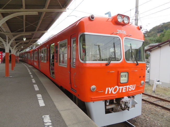 愛媛県の私鉄、いよてつ・伊予鉄道に乗ってきました、松山市駅を起点に高浜線、郡中線、横河原線の3線全線に乗車しました、2日間有効の電車・バス乗り放題のチケット(2200円)を利用しての乗車です、2日間路面電車の市内電車にも全線乗車しました。<br /><br />伊予鉄道は1887年(明治20年)に創設、民営鉄道としては日本で2番目の歴史を持つ老舗企業、郊外の3線と松山市内線(路面電車)があり、古町駅に車庫と工場があります、郊外線は旧京王電鉄の車両を多く使用していました。<br /><br />高浜線の終点高浜駅前から松山観光港まで連絡バスが出ています、今回松山港と高浜駅前にある高浜港を散策しました、横河原線は終点の東温市の横河原まで乗ってすぐ折り返しました、郡中線は終点の伊予市の郡中港駅を降りて伊予市街をちょっと歩きました、鰹節のヤマキとマルトモがあります。