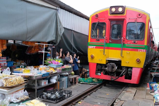 　仕事でタイをモチーフにした建築物を造ることになり、視察に行ってきました。タイは18年ぶり6回目になります。<br />　視察自体は半日で終了。残りの2日半でバンコク観光を楽しみました。<br /><br />　①12/1　ワットアルン、トンブリー地区<br /><br />　②12/2　メークロン市場、アンパワー水上マーケット、サイアム パラゴン<br /><br />　③12/3　ウォンウィエン・ヤイ駅、チャルンクルン通り～チャイナタウン、タラートロットファイ・ラチャダー<br /><br />-----<br />　実質2日目はメークロン市場とアンパワー水上マーケットを訪れました。<br />　往路は列車でウォンウィエン・ヤイ駅→マハチャイ駅、渡し舟でバーンレーム駅、そこから列車でメークロン駅へ向かいました。<br /><br />　時刻表はこちらを参照しました。　https://moyashimon2010.web.fc2.com/thai/schedule180301/maeklong180301.html<br /><br />　復路はアンパワーからロットゥーで帰りました。