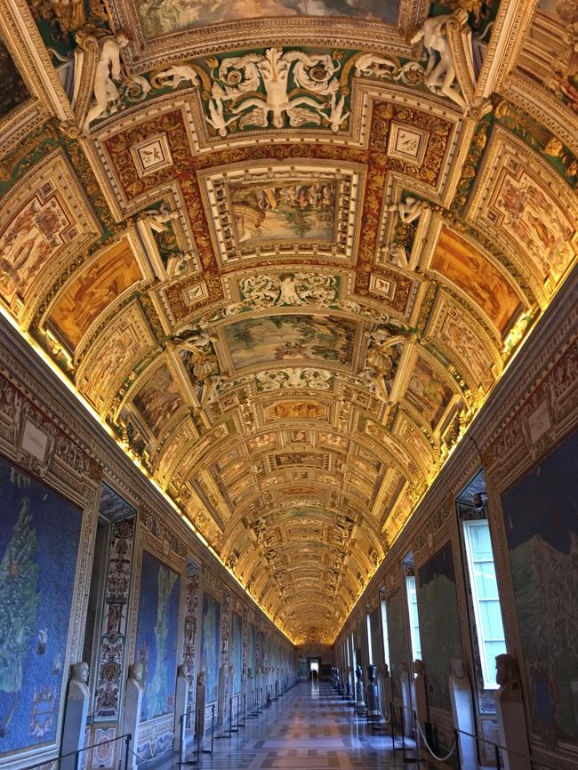 ローマ観光の人気スポット『バチカン美術館』<br /><br />ディズニーの行列なんて比じゃなくメッチャクチャ混んでるΣ('◉⌓◉’)<br /><br />それで、少しお高いのですが『バチカン美術館朝食付きツアー』で優先入場を試みた。<br /><br />先ずは7時頃に、開場前の静かな中庭で朝食を頂き、朝食後、8時から開場前のバチカン美術館に優先的に入場できるというツアーだ。(一般開場は9時)<br /><br />写真は、まだ誰もいない『地図の間』。<br />そして、まだ一般の人が来ないうちに、あのお目当ての『システィーナ礼拝堂』で 『最後の審判』とガッツリ向き合える。贅沢なひと時…<br /><br /><br />朝食付きツアーはこんな感じでした(^O^)/<br /><br /><br /><br /><br /><br />