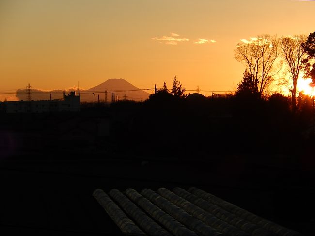 12月30日、午後2時18分過ぎにふじみ野市より久しぶりに素晴らしい影富士を見ました。<br /><br /><br /><br />＊写真はふじみ野市より見られた素晴らしい影富士