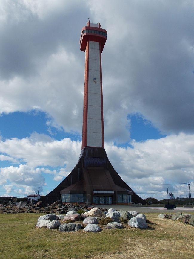 格安航空券のジェットスターと北海道フリーパス（安城市のＪＲのみどりの窓口で全行程の特急の指定席きめて購入）で稚内に行って来ました。札幌で一泊し、札幌07:30発の特急”宗谷”で稚内に12:40着、稚内駅構内の観光案内所で観光パンフレットをもらい、駅前バスターミナル13:20発のバスで宗谷岬に14:10着、回りを見て、14:51発のバスで稚内に帰れば良かったのですが、あまりに忙しかったので17:56発のバスにしてしまい、夕方になると店屋は閉まるし、風が強くなり、雨は降るはで、2時間近く、汚く、明かりの無いバスの待合室で待つはめになりました。（春、夏の日の長い時期でないと17:56発のバスは駄目ですネ）<br />翌日、稚内公園に徒歩で行きました。氷雪の門等の記念碑を見た後、坂道をかなり歩いて北方記念館開基百年記念塔にゆき、塔の上からの本州では見られない素晴らしい紅葉をみることができました。（山側の道で法雲寺の横の道を登り、北門神社とおつてゆくと近道になります。稚内公園には土産物店は有りましたが食事をするところは有りませんので、弁当を持参すると良いと思いました。稚内駅に戻り昼食を取り、ホテルで休息し、夕方にバスでノシャップ岬に行き、夕陽を見ることが出来ました。