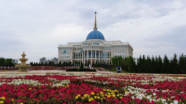 大学生トラベラー・かすぱるです！<br /><br />2017年からビザなしでの観光ができるようになった、いま注目の国・カザフスタン。<br />つい先日、首都アスタナがヌルスルタン・ナザルバエフ前大統領にちなんで「ヌルスルタン」と改名されたことで一躍話題になりました！<br /><br />そんな話題になる半年前の2018年9月に、アスタナ経由でソウル→フランクフルトの航空券が3万円台で購入できたので、23時間50分のトランジットをフルに活かしてアスタナ市街の数々の名所を観光してきました！<br /><br />2日目はバイテレク付近のホテルを起点にヌル・アスタナ・モスク、ハーン・シャティール、バイテレク、大統領府、国立博物館などを巡ります。<br /><br />飛行機はこの日の16:10発。朝9時から午後2時までのわずか5時間でアスタナのたくさんの観光地を見て回りました！<br /><br />（↓アスタナのショッピングモールを散策した1日目の旅行記はこちら）<br />https://4travel.jp/travelogue/11437506<br /><br />