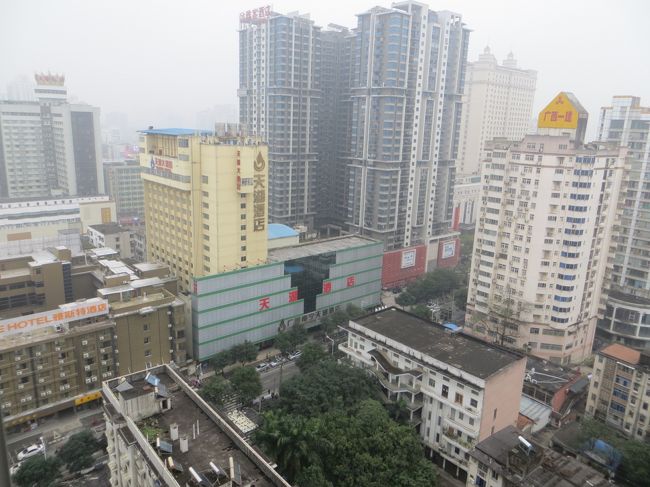 中国の名勝地桂林へ行って来ました。一泊ですが隣のベトナムにも足を延ばしてみました。行程は以下の通り（漢字が無いのはピンイン表記です）<br />1月08日　自宅→名古屋→上海→桂林（飛行機移動）<br />1月09日　桂林（観光）<br />1月10日　桂林→阳朔（yang shuo）→ xing ping（バス移動）<br />1月11日　xing ping（観光）<br />1月12日　xing ping→桂林→南宁（観光・バス・列車移動）<br />1月13日　南宁→ping xing→huru nghi quan→ランソン（列車・バス移動）<br />1月14日　ランソン→huru nghi quan→ping xing→南宁（nan ninn）→桂林（バス・列車移動）<br />1月15日　桂林（観光）<br />1月16日　桂林→上海→名古屋→自宅（異動）<br />旅行費用<br />名古屋⇔上海⇔桂林　中国東方航空37,000円<br />中国国内は全部で20,000円ぐらいでした。<br /><br />本日は一度桂林まで戻り南宁までで行きます。