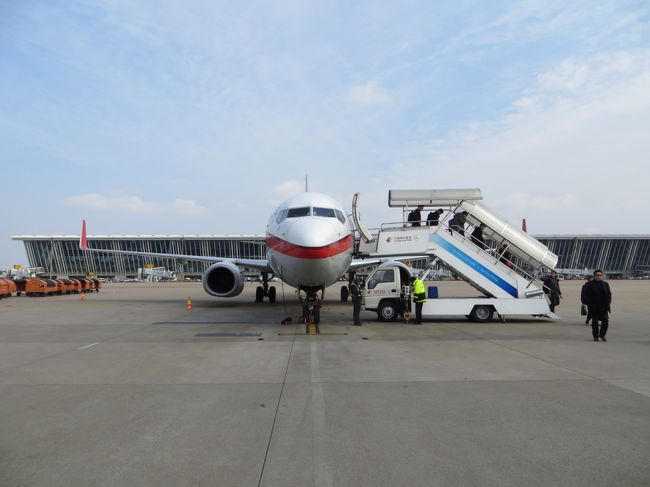 中国の名勝地桂林へ行って来ました。一泊ですが隣のベトナムにも足を延ばしてみました。行程は以下の通り（漢字が無いのはピンイン表記です）<br />1月08日　自宅→名古屋→上海→桂林（飛行機移動）<br />1月09日　桂林（観光）<br />1月10日　桂林→yang shuo→ xing ping（バス移動）<br />1月11日　xing ping（観光）<br />1月12日　xing ping→桂林→南?最（観光・バス・列車移動）<br />1月13日　南?最→ping xing→huru nghi quan→ランソン（バス移動）<br />1月14日　ランソン→huru nghi quan→ping xing→南?最→桂林（バス・列車移動）<br />1月15日　桂林（観光）<br />1月16日　桂林→上海→名古屋→自宅（移動）<br />旅行費用<br />名古屋⇔上海⇔桂林　中国東方航空37,000円<br />中国国内は全部で20,000円ぐらいでした。<br /><br />今日は名古屋に帰ります。