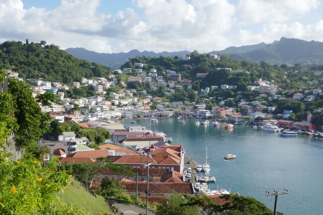 注意: 今回のカリブの旅の前半部分(トリニダード・トバゴ, セントルシア, グレナダ, セントビンセント・グレナディーン)は本当に面白くないです. <br />ぜひ飛ばして下さい(笑)<br />---------------------------------------------------------------------------<br /><br />写真はフォート・ジョージからセント・ジョージズの街並み!<br /><br />なんか予定変更したリアット(LI)2連発<br />===========================<br />LI 756 12/27 SLU 15:05 -- BGI 15:50 <br />(ただし、3時間半の遅れ) <br />LI 523 12/27 BGI 20:20 --GND 21:15<br />===========================<br />と<br />次に予約したリアット6連発<br />===========================<br />LI 338 12/28 GND 11:35 -- BGI 12:30 <br />LI 755 12/28  BGI 13:00 -- SVD 13:45<br />LI 770 12/28 SVD 20:50 -- BGI  21:35<br />LI 362 12/29 BGI   8:25  -- DOM 9:25<br />LI 324 12/29 DOM 17:45 -- ANU 18:25<br />LI 312 12/30 ANU 11:50 -- SKB 12:20<br />-------------------------------------------------<br />合計:52,830円<br />===========================<br />の間でグラナダを観光しました!<br />このリアット6連発まとめて52,830円は安いのかな?<br />しかもこの6連発は9か月前の(2018年の)3月に購入したのですが、購入後一切スケジュール変更が無かったです(^^;<br />リアット本当に生まれ変わったんですかね？？<br /><br />