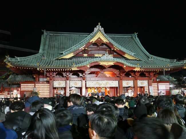 毎年恒例の神田明神に初詣!今年は新年午前0時すぎに行ってみた。<br />さすがの神田明神!参拝まで1時間、明神下まで続く大行列でした。(涙)<br />また、昨年12月15日に新しく誕生した神田明神文化交流館「EDOCCO」にも立ち寄ってみた。<br /><br />※神田明神文化交流館「EDOCCO」の概要(地下1階から4階)<br />1階は「EDOCCO CAFE」ショップ&カフェ&おでん居酒屋になっています。神札授与所&ご祈祷受付もあり、神棚なども販売されている。<br />2階は「神田明神ホール」イベントホールになっている。(400席規模、スタンディング700名)<br />3階は同ホールのVIP席となっている。<br />4階は「EDOCCO LOUNGE」で外のガーデンと中が一体化するラウンジ。<br />地下1階の「EDOCCO STUDIO」では、着物のレンタルや購入が出来たり、食事を楽しみながらショーを見ることができる。<br /><br />※文化交流館は年中無休で、午前10時から午後10時まで営業している。(正月を除く)