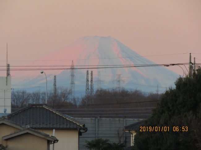 2019年元旦に朝焼け富士を見るために、午前6時40分に起床しました。　午前6時50分に朝焼けが始まり次第に赤くなっていきました。午前7時10分過ぎには朝焼けが消えていきました。　今年もとても美しい朝焼けが見られて良かったです。<br /><br /><br /><br />＊写真は午前6時53分頃の朝焼け富士山